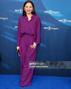 Mina Tander Instagram - @berlinale recap 2/3

Thank you everyone, I love almost all of you 🥳

@ninajensenstyling 
@yvonne_catterfeld_offiziell @lisamariapotthoff @agenturensemble @_michael.klammer_ @ard_degeto @netflixde @studiobabelsberg @medienboard @narsissist @schmerbeck @olelynggaardcopenhagen @bashparis @versace @karllagerfeld @jimmychoo @mango @dorotheeschumacher
