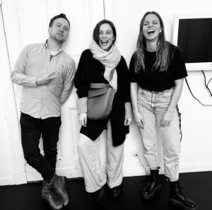 Mina Tander Instagram - Die wundervolle Schauspielerin @minatander ist bei uns zu Gast, die man unter anderem aus Projekten wie "Unter Leuten", "Maria ihm schmeckt‘s nicht", "Frau Müller" und "Harte Jungs" kennen dürfte.

Wir sprechen mit ihr u.a darüber, warum sie nicht auf eine Schauspielschule gegangen ist, wie sie sich auf ihre Rollen vorbereitet und ob sie sich einen ihrer größten Träume erfüllen konnte - Schauspiel und das Muttersein miteinander zu verbinden.

Viel Spaß und bis zum nächsten Mal!

Moderation: @franziskabenz & @christof.laubisch 

Unser Gast: @minatander 

Aufnahmeort: danke @starter_schauspielschule 
.
.
.
.
#spielplatz #spielplatzderschauspielpodcast #podcast #schauspiel #schauspieler #schauspielerin #minatander