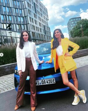 Mina Tander Instagram - *
Had a fun day with #opelastraelectric @opel , @collien_ulmen and the whole electric car fleet!

Thankful for the dedicated pioneers at @opel_de who are working on making driving electric as sustainable as possible- refurbishing batteries, micro cars and more. 

Danke dass ich dabei sein durfte 💙

(Vegan food was spotless as well 🤤)

Photos by @markusnassfotografie