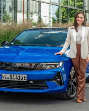 Mina Tander Instagram - *
Had a fun day with #opelastraelectric @opel , @collien_ulmen and the whole electric car fleet!

Thankful for the dedicated pioneers at @opel_de who are working on making driving electric as sustainable as possible- refurbishing batteries, micro cars and more. 

Danke dass ich dabei sein durfte 💙

(Vegan food was spotless as well 🤤)

Photos by @markusnassfotografie