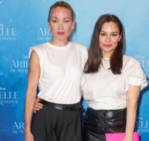 Mina Tander Instagram - What a cute fun evening at the #arielle premiere with my bestie @lisamariapotthoff and our girls!
Thank you @disneydeutschland for having us 🧜🏻‍♀️ 🌊💙

Danke Nino
@ninajensenstyling 
Blouse @cosstores 
Clutch @lederatelier_linalerch 
Sandals @dorotheeschumacher 

Vintage skirt gifted by my mother in law @sophiamaria2311 💝