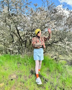 Minami Instagram - 🇯🇵ロサンゼルスにくると目の前で起こっていることすべてを吸収したくって、忙しい。ここで個展をする夢を叶えるため、ネットワーキングも進んでやってる。
目標は、芝居とアートの交差点を作ること。俳優としての国境のないキャリアを追求しつつ、アートで自分の世界を作り、それをこの現実の世界に落とし込んでいきたい。
時間が足りないっていつも焦るし、エネルギーも本当に沢山使うけど、毎日何かが掻き回せされて、育っていってる実感はある。
たまに息をするのを忘れてしまうことがあるから、時折自然に触れる。
漠然とした不安とか、よくわからない考えがごっそりと取り除かれる。

国によって、不思議と自分の考え方が影響されるのがわかる。エネルギーが赴くまま、どこへ導くか流れに任せよう。

🇬🇧Every time I come to LA, I want to absorb everything that's happening in front of me. Plus, I'm ready to network to realize my dream of having an art show here.
My real goal is to create an intersection between acting and art. I will pursue my career as an actor, at the same time creating my own worlds with art and putting it into this real world.
 i still feel that i don't have enough time or energy to achieve everything. but i feel that every day, something is stirred and nourished.
Sometimes I forget to breathe, so I get in touch with nature.
Vague worries and unknown thoughts are swept away.

Strangely, I find my thoughts are influenced by countries. I let this energy follow me as it moves forward.

🇫🇷Chaque fois que je viens à Los Angeles, je veux absorber tout ce qui se passe devant moi. De plus, je suis prête à travailler en réseau pour réaliser mon rêve d'organiser une exposition d'art ici.
Mon véritable objectif est de créer une intersection entre l’acting et l'art. Je poursuivrai ma carrière d'acteur, tout en créant mes propres univers artistiques et en les intégrant au monde réel.
J'ai toujours l'impression de ne pas avoir assez de temps ou d'énergie pour tout faire, mais je sens que chaque jour, quelque chose est remué et nourri.
Parfois, j'oublie de respirer, alors j'entre en contact avec la nature.
Les inquiétudes vagues et les pensées inconnues sont balayées.

Étrangement, je constate que mes pensées sont influencées par les pays. Je laisse cette énergie me suivre et avancer.

#la #topanga