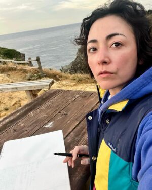 Minami Instagram - Last time, I had a wonderful experience during my morning routine...
I got up early, packed a picnic box and headed out for a hike. I had the pleasure of having breakfast at the top of the hill (it wasn't too high).
Then I had the pleasure of starting to write my journal... It was an amazing experience to re-center myself at the top of the mountain.
Then I jumped into the ocean and had a swim... it was frozen but it felt like all the molecules had woken up. what a beautiful start to the day 😍
The more we observe nature, the more we can refocus.
The more you melt into nature, the more every little bullshit in life starts to turn into nothing at all.
I think I really need to feel more nature on those days.

この前、朝の日課で素敵な体験をした。
早起きして、ピクニック用のご飯を作り、ハイキングに出かけた。丘の頂上で朝食をとり（それほど高くはない）、それから日記を書き始めた。山の頂上で自分を見つめ直すことって今まで中々なかったから本当にいい経験だった。
それから海に飛び込んで泳いで...凍ったけど、すべての分子が目覚めたような感じがした。美しい一日の始まりだった。
自然を観察すればするほど、自分の軸とコネクトできる。
自然の中に溶け込めば溶け込むほど、人生における些細な戯言が何でもなくなる。
もっと自然を感じたいと思う今日この頃です。