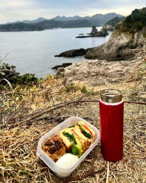 Minami Instagram - Last time, I had a wonderful experience during my morning routine...
I got up early, packed a picnic box and headed out for a hike. I had the pleasure of having breakfast at the top of the hill (it wasn't too high).
Then I had the pleasure of starting to write my journal... It was an amazing experience to re-center myself at the top of the mountain.
Then I jumped into the ocean and had a swim... it was frozen but it felt like all the molecules had woken up. what a beautiful start to the day 😍
The more we observe nature, the more we can refocus.
The more you melt into nature, the more every little bullshit in life starts to turn into nothing at all.
I think I really need to feel more nature on those days.

この前、朝の日課で素敵な体験をした。
早起きして、ピクニック用のご飯を作り、ハイキングに出かけた。丘の頂上で朝食をとり（それほど高くはない）、それから日記を書き始めた。山の頂上で自分を見つめ直すことって今まで中々なかったから本当にいい経験だった。
それから海に飛び込んで泳いで...凍ったけど、すべての分子が目覚めたような感じがした。美しい一日の始まりだった。
自然を観察すればするほど、自分の軸とコネクトできる。
自然の中に溶け込めば溶け込むほど、人生における些細な戯言が何でもなくなる。
もっと自然を感じたいと思う今日この頃です。