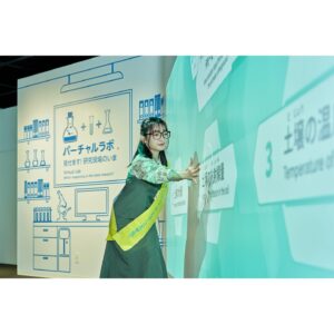 Minami Instagram - こちら「コミュタン福島」リニューアルアンバサダーみなみです( ᐛ )ゞ
 
11月4日に開催した「コミュタンリアルラボ」🧪
ふだんは入れない研究施設に潜入したり
おもしろい体験コーナーやグルメがあったり
一日中楽しく学べちゃうイベントでした✨
 
研究施設への大潜入は年に1回の特別なイベント！
実際に活躍している調査・研究のスペシャリストの皆さんと
おはなしすることができるんだよ🤩
 
私も最新の顕微鏡で昆虫を観察っっ🔬🪲
昆虫は目で見えないほど小さいのにカッコイイはたらきを持ってた！
それに、説明をしてくれるスペシャリストさんのお話も
すごく熱意があってどんどん引き込まれちゃいました…！
 
みなみとまわる「展示室周遊ツアー」は今回で最終回、、、(；；)
この日はスペシャリストの皆さんの取組がよくわかる
コンテンツを見学してまわりました！
おもしろいな～と思うことを一生懸命がんばれば
私もみんなもスペシャリストになれるんだね💪💪
 
福島県にたくさんのスペシャリストがいるって分かって
なんだか心強い気持ちになったみなみでした
 
みんなはどんなお話が心に残った？
もっと知りたいと思ったことがあったら
コミュタン福島にまた行ってみてね！🎶