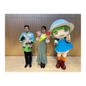 Minami Instagram - こちら「コミュタン福島」リニューアルアンバサダーみなみです( ᐛ )ゞ

『ココスキ！を送ろう コミュタンプレゼントキャンペーン』に応募してくれたみなさん！！
たくさんのステキな作品、ありがとうございました🥺✨

応募の中から、プレゼント当選者30人を決める抽選会を行いました～～！！！
福島県環境創造センター所長、コミュタン福島の妖精♡おなじみ「コミュタン」
そして1年間リニューアルアンバサダーを務めたみなみが抽選券を引いたよ୨୧⑅*

当選者は「コミュタン福島」の公式HPで発表中！！
プレゼントがおうちに届くのをお楽しみにね🎁

2023年3月にリニューアルしたコミュタン福島の魅力を伝える「アンバサダー」のお仕事も、これ
にてゴールを迎えました🙇🏻‍♀️✨
イベントでみんなと一緒に展示室をツアーしたり、トークセッションでお話したり、「リニューア
ルレポ」で情報発信したり…！

何回もコミュタン福島に足を運んで、そのたびにたくさんのことを楽しく学ぶことができました☺️
みんなと一緒に、ふくしまの環境について考えることができてよかったです！🌈

これからもコミュタン福島でいっぱい学ぼうね♫💕
コミュタン福島リニューアルアンバサダーみなみを応援してくれて、ありがとうございました！！

▼「コミュタン福島」公式HPはこちら
https://www.com-fukushima.jp/