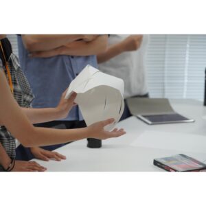Minami Instagram - こちら「コミュタン福島」リニューアルアンバサダーみなみです( ᐛ )ゞ

10月、11月はコミュタンでのイベントが目白押し✨ 
詳しくは「コミュタン福島」HPやチラシ、ポスターをチェックしてね!

もうすっかり秋ですが、まだ暑さが厳しかった7月末... コミュタン福島で行われている〈サイエンスクラブ〉を見学してきちゃいました👀♫

小中学生向けのサイエンスクラブ「コミュタンサイエンスアカデミア」は およそ1年間を通していろんな実験や活動を行い、 学んだことを成果発表会で発信するんだとか!！

見学させていただいた日は、なんと 「タマゴを2階から落としても割れないような、プロテクターを作ろう!」 という実験!Σ(⊙ω⊙)
厚紙2枚だけでタマゴを守る装置を作る...!?

5つのチームごとにアイデアを出し合って いろんな形のプロテクターが完成しました! 
果たしてその結果は...
『コミュタンレポ 11月号』で詳しくレポートしますっ! ！
お楽しみに♪

コミュタン福島には他にもおもしろい講座やイベントがたくさん！！
土日にはミニ実験や工作を楽しめるよ♪
今すぐ「コミュタン」で検索しちゃおう!
イベントでみんなに会えるのを楽しみにしています·͜·ᰔᩚ