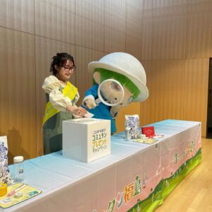 Minami Instagram - こちら「コミュタン福島」リニューアルアンバサダーみなみです( ᐛ )ゞ

『ココスキ！を送ろう コミュタンプレゼントキャンペーン』に応募してくれたみなさん！！
たくさんのステキな作品、ありがとうございました🥺✨

応募の中から、プレゼント当選者30人を決める抽選会を行いました～～！！！
福島県環境創造センター所長、コミュタン福島の妖精♡おなじみ「コミュタン」
そして1年間リニューアルアンバサダーを務めたみなみが抽選券を引いたよ୨୧⑅*

当選者は「コミュタン福島」の公式HPで発表中！！
プレゼントがおうちに届くのをお楽しみにね🎁

2023年3月にリニューアルしたコミュタン福島の魅力を伝える「アンバサダー」のお仕事も、これ
にてゴールを迎えました🙇🏻‍♀️✨
イベントでみんなと一緒に展示室をツアーしたり、トークセッションでお話したり、「リニューア
ルレポ」で情報発信したり…！

何回もコミュタン福島に足を運んで、そのたびにたくさんのことを楽しく学ぶことができました☺️
みんなと一緒に、ふくしまの環境について考えることができてよかったです！🌈

これからもコミュタン福島でいっぱい学ぼうね♫💕
コミュタン福島リニューアルアンバサダーみなみを応援してくれて、ありがとうございました！！

▼「コミュタン福島」公式HPはこちら
https://www.com-fukushima.jp/