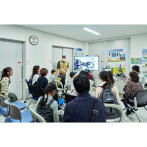 Minami Instagram - こちら「コミュタン福島」リニューアルアンバサダーみなみです( ᐛ )ゞ
 
11月4日に開催した「コミュタンリアルラボ」🧪
ふだんは入れない研究施設に潜入したり
おもしろい体験コーナーやグルメがあったり
一日中楽しく学べちゃうイベントでした✨
 
研究施設への大潜入は年に1回の特別なイベント！
実際に活躍している調査・研究のスペシャリストの皆さんと
おはなしすることができるんだよ🤩
 
私も最新の顕微鏡で昆虫を観察っっ🔬🪲
昆虫は目で見えないほど小さいのにカッコイイはたらきを持ってた！
それに、説明をしてくれるスペシャリストさんのお話も
すごく熱意があってどんどん引き込まれちゃいました…！
 
みなみとまわる「展示室周遊ツアー」は今回で最終回、、、(；；)
この日はスペシャリストの皆さんの取組がよくわかる
コンテンツを見学してまわりました！
おもしろいな～と思うことを一生懸命がんばれば
私もみんなもスペシャリストになれるんだね💪💪
 
福島県にたくさんのスペシャリストがいるって分かって
なんだか心強い気持ちになったみなみでした
 
みんなはどんなお話が心に残った？
もっと知りたいと思ったことがあったら
コミュタン福島にまた行ってみてね！🎶