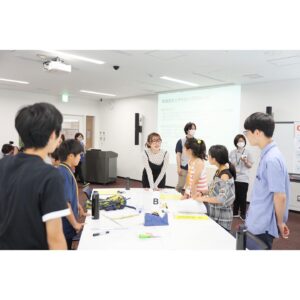 Minami Instagram - こちら「コミュタン福島」リニューアルアンバサダーみなみです( ᐛ )ゞ

10月、11月はコミュタンでのイベントが目白押し✨ 
詳しくは「コミュタン福島」HPやチラシ、ポスターをチェックしてね!

もうすっかり秋ですが、まだ暑さが厳しかった7月末... コミュタン福島で行われている〈サイエンスクラブ〉を見学してきちゃいました👀♫

小中学生向けのサイエンスクラブ「コミュタンサイエンスアカデミア」は およそ1年間を通していろんな実験や活動を行い、 学んだことを成果発表会で発信するんだとか!！

見学させていただいた日は、なんと 「タマゴを2階から落としても割れないような、プロテクターを作ろう!」 という実験!Σ(⊙ω⊙)
厚紙2枚だけでタマゴを守る装置を作る...!?

5つのチームごとにアイデアを出し合って いろんな形のプロテクターが完成しました! 
果たしてその結果は...
『コミュタンレポ 11月号』で詳しくレポートしますっ! ！
お楽しみに♪

コミュタン福島には他にもおもしろい講座やイベントがたくさん！！
土日にはミニ実験や工作を楽しめるよ♪
今すぐ「コミュタン」で検索しちゃおう!
イベントでみんなに会えるのを楽しみにしています·͜·ᰔᩚ