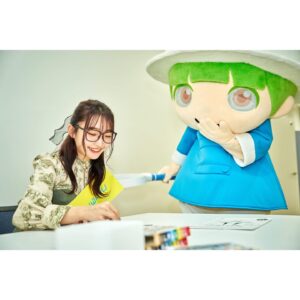 Minami Instagram - こちら「コミュタン福島」リニューアルアンバサダーみなみです( ᐛ )ゞ
 
11月4日に開催した「コミュタンリアルラボ」🧪
ふだんは入れない研究施設に潜入したり
おもしろい体験コーナーやグルメがあったり
一日中楽しく学べちゃうイベントでした✨
 
研究施設への大潜入は年に1回の特別なイベント！
実際に活躍している調査・研究のスペシャリストの皆さんと
おはなしすることができるんだよ🤩
 
私も最新の顕微鏡で昆虫を観察っっ🔬🪲
昆虫は目で見えないほど小さいのにカッコイイはたらきを持ってた！
それに、説明をしてくれるスペシャリストさんのお話も
すごく熱意があってどんどん引き込まれちゃいました…！
 
みなみとまわる「展示室周遊ツアー」は今回で最終回、、、(；；)
この日はスペシャリストの皆さんの取組がよくわかる
コンテンツを見学してまわりました！
おもしろいな～と思うことを一生懸命がんばれば
私もみんなもスペシャリストになれるんだね💪💪
 
福島県にたくさんのスペシャリストがいるって分かって
なんだか心強い気持ちになったみなみでした
 
みんなはどんなお話が心に残った？
もっと知りたいと思ったことがあったら
コミュタン福島にまた行ってみてね！🎶