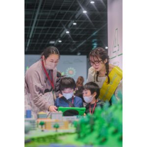 Minami Instagram - こちら「コミュタン福島」リニューアルアンバサダーみなみです( ᐛ )ゞ

10月21日、22日に開催した「生物多様性ラボ@コミュタン福島」 たくさんの方に遊びにきていただけました!! みんなに会えてとってもうれしかったです☺️✨

みなみとまわる「展示室周遊ツアー」は 前回とは違うコンテンツを体験できて新鮮だったね! 私は虫メガネで生きものを探す「いきものサーチ」がお気に入り♪ 
ふくしまの動物や植物を身近に感じられるんだよね~ܸ. ̫ .ܸ

そしてそして!
今回、ステージイベントにも登壇いたしました!! 
「いきものだいすき★トークライブ」では テレビでおなじみの金子貴俊さん、YouTuberのマーシーさんと一緒に ふくしまの生きものについて沢山お喋りしました！！

いろんな生きものがいるおかげで暮らしが豊かになっているんだねえ... 
もっと「生物多様性」のことを知りたいな~と思ったみなみでした🤔

会場に来てくれたみんなも 生きものをもっともっと好きになれたんじゃないかな？？
楽しい時間を一緒に過ごせて幸せでした! ！
皆さんありがとうございましたっ🌈

さてさて、実は「11月4日」にもおもしろいイベントがあるんです✨✨

その名も「コミュタンリアルラボ」! ふだんは入れない研究施設に潜入できちゃう超貴重な機会。 
事前申込制だから、気になる人は今すぐ 
「コミュタン福島」で検索してね〜！！