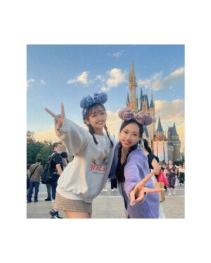 Minami Instagram - 6年振りのディズニー！！🏰🐭🖤

お目当ての
メープルパンプキン味のチュロス
食べれて悔いなし🎃
次はクリスマス絶対いくっっっ！！

#ディズニー #ハロウィン