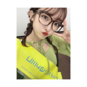 Minami Instagram - こちら「コミュタン福島」リニューアルアンバサダーみなみです( ᐛ )ゞ

8月12日・13日に開催した「コミュタン環境ラボ」 たくさんの人が来場してくださいました🥹✨

市岡元気先生のサイエンスライブ 科学や環境を身近に感じられる体験コーナー おいしいグルメコーナー
そしてリニューアルされた展示室を巡る アンバサダーみなみの周遊ツアー♪

私も実はこっそり 体験コーナーで体験したり 美味しいグルメを堪能したりと しっかり丸一日堪能していたのですが、、🤭
改めてコミュタン福島は
「学ぶ楽しさ」「体験出来る楽しさ」を感じさせてくれる場所だなって思いました!!

そして周遊ツアーに参加してくださった皆さん、ありがとうございました! 
とてつもなく緊張していたのだけど みんなの目のキラキラ具合だったり ツアーを楽しみながら学んでくれる姿勢が とっても嬉しくて 私も一緒に楽しんじゃってたなあ💭♡

次回は 10月21日(土)・22日(日)♪ いきものが主役の楽しいイベントが コミュタン福島で開催されます🐡 おしらせをお楽しみに！！！！

#コミュタン福島