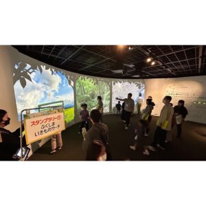 Minami Instagram - こちら「コミュタン福島」リニューアルアンバサダーみなみです( ᐛ )ゞ

10月21日、22日に開催した「生物多様性ラボ@コミュタン福島」 たくさんの方に遊びにきていただけました!! みんなに会えてとってもうれしかったです☺️✨

みなみとまわる「展示室周遊ツアー」は 前回とは違うコンテンツを体験できて新鮮だったね! 私は虫メガネで生きものを探す「いきものサーチ」がお気に入り♪ 
ふくしまの動物や植物を身近に感じられるんだよね~ܸ. ̫ .ܸ

そしてそして!
今回、ステージイベントにも登壇いたしました!! 
「いきものだいすき★トークライブ」では テレビでおなじみの金子貴俊さん、YouTuberのマーシーさんと一緒に ふくしまの生きものについて沢山お喋りしました！！

いろんな生きものがいるおかげで暮らしが豊かになっているんだねえ... 
もっと「生物多様性」のことを知りたいな~と思ったみなみでした🤔

会場に来てくれたみんなも 生きものをもっともっと好きになれたんじゃないかな？？
楽しい時間を一緒に過ごせて幸せでした! ！
皆さんありがとうございましたっ🌈

さてさて、実は「11月4日」にもおもしろいイベントがあるんです✨✨

その名も「コミュタンリアルラボ」! ふだんは入れない研究施設に潜入できちゃう超貴重な機会。 
事前申込制だから、気になる人は今すぐ 
「コミュタン福島」で検索してね〜！！