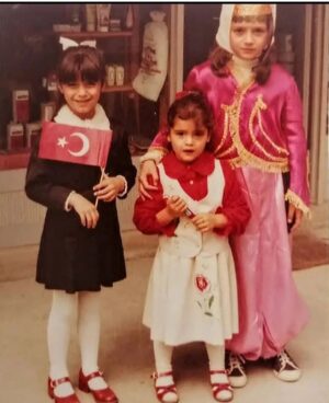 Mine Çayıroğlu Instagram - Bir zamanlar biz de çocuktuk.. 23 Nisan'ı coşkuyla kutlardık... @meneksecayiroglu #atam #atatürk #atamherzamanizindeyiz