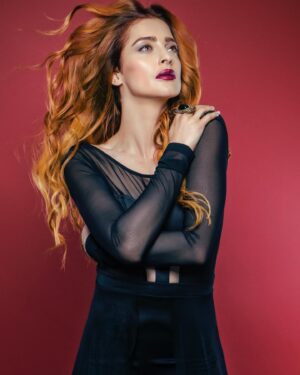 Mine Çayıroğlu Instagram - #photooftheday @gokselbalaban #actress #singersongwriter #moveon✌ #makeup @nilayyagmurlu 💫 #hairstyle @evren_ilhan #production @profabrika @oykuonurtanyel