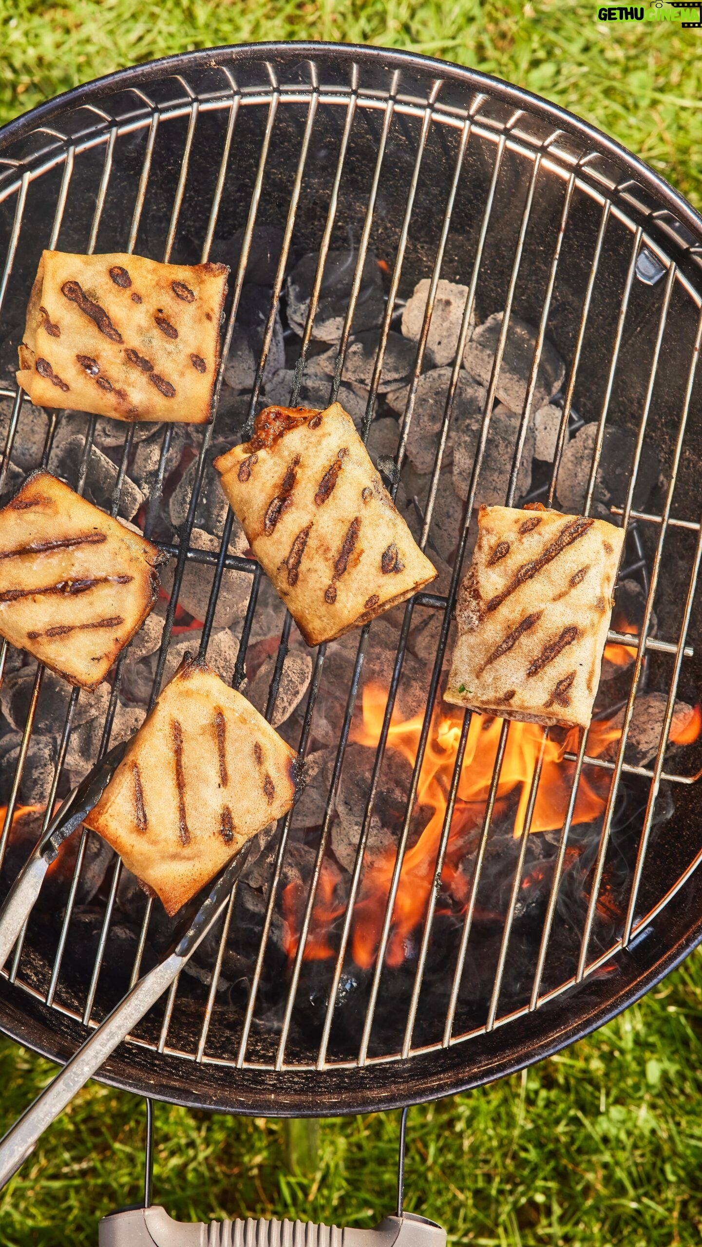 Ming Tsai - 563 Likes - Showing you vegan grilling IS a thing one bing at a time! ☀️ Order MingsBings through @goldbelly for the ultimate gluten-free and vegan grilling delight. 🍔🔥
#veganlifestlye #glutenfreevegan #vegangrilling