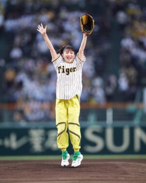 Minori Chihara Instagram - 阪神甲子園球場 × 阪神タイガース × 『涼宮ハルヒの憂鬱』のコラボ『涼宮ハルヒの球宴』

2022年9月18日、阪神タイガースさん対東京ヤクルトスワローズさんの試合でファーストピッチセレモニーに登板🔥

とても緊張していたのに、神聖な阪神甲子園球場のマウンドに立って土を踏み締めた瞬間、不思議と気持ちが落ち着きました。

チームを代表して一球入魂！！

結果は自分でもびっくりのノーバンストライク⚾️✨

最高の気分でした！！あんなに飛び跳ねて子供みたいに喜んだのって何年ぶりだろう？？

TVアニメ『涼宮ハルヒの憂鬱』が放送されてから16年。ここにきて、作中に登場する阪神甲子園球場でファーストピッチを務めるなんて想像もしてなかった。今も色褪せず、世界中から愛され続けている作品に出逢えて私は幸せです。

試合前に行われたトークショーでは、久しぶりに近い距離でファンのみんなの笑顔を見ることができました。嬉しさと懐かしさが込み上げてきて、胸がいっぱいになったな。本当に本当に嬉しかった。

私にたくさんのご縁を運んでくれる『涼宮ハルヒの憂鬱』。そして、長門有希に心から「ありがとう」の気持ちでいっぱいです！！

ちなみに、甲子園歴史館さんが早速私のサインボールを展示してくださったそうです！『涼宮ハルヒの憂鬱』の場面写展も9月25日まで開催されているのでよかったら足を運んでね🐯

応援してくれたみんな、ありがとうございました〜！！

#涼宮ハルヒの球宴 #阪神タイガース #阪神甲子園球場 #甲子園歴史館 #ファーストピッチセレモニー