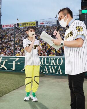 Minori Chihara Instagram - 阪神甲子園球場 × 阪神タイガース × 『涼宮ハルヒの憂鬱』のコラボ『涼宮ハルヒの球宴』

2022年9月18日、阪神タイガースさん対東京ヤクルトスワローズさんの試合でファーストピッチセレモニーに登板🔥

とても緊張していたのに、神聖な阪神甲子園球場のマウンドに立って土を踏み締めた瞬間、不思議と気持ちが落ち着きました。

チームを代表して一球入魂！！

結果は自分でもびっくりのノーバンストライク⚾️✨

最高の気分でした！！あんなに飛び跳ねて子供みたいに喜んだのって何年ぶりだろう？？

TVアニメ『涼宮ハルヒの憂鬱』が放送されてから16年。ここにきて、作中に登場する阪神甲子園球場でファーストピッチを務めるなんて想像もしてなかった。今も色褪せず、世界中から愛され続けている作品に出逢えて私は幸せです。

試合前に行われたトークショーでは、久しぶりに近い距離でファンのみんなの笑顔を見ることができました。嬉しさと懐かしさが込み上げてきて、胸がいっぱいになったな。本当に本当に嬉しかった。

私にたくさんのご縁を運んでくれる『涼宮ハルヒの憂鬱』。そして、長門有希に心から「ありがとう」の気持ちでいっぱいです！！

ちなみに、甲子園歴史館さんが早速私のサインボールを展示してくださったそうです！『涼宮ハルヒの憂鬱』の場面写展も9月25日まで開催されているのでよかったら足を運んでね🐯

応援してくれたみんな、ありがとうございました〜！！

#涼宮ハルヒの球宴 #阪神タイガース #阪神甲子園球場 #甲子園歴史館 #ファーストピッチセレモニー