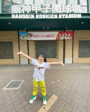 Minori Chihara Instagram - 阪神甲子園球場 × 阪神タイガース × 『涼宮ハルヒの憂鬱』のコラボ『涼宮ハルヒの球宴』

2022年9月18日、阪神タイガースさん対東京ヤクルトスワローズさんの試合でファーストピッチセレモニーに登板🔥

とても緊張していたのに、神聖な阪神甲子園球場のマウンドに立って土を踏み締めた瞬間、不思議と気持ちが落ち着きました。

チームを代表して一球入魂！！

結果は自分でもびっくりのノーバンストライク⚾️✨

最高の気分でした！！あんなに飛び跳ねて子供みたいに喜んだのって何年ぶりだろう？？

TVアニメ『涼宮ハルヒの憂鬱』が放送されてから16年。ここにきて、作中に登場する阪神甲子園球場でファーストピッチを務めるなんて想像もしてなかった。今も色褪せず、世界中から愛され続けている作品に出逢えて私は幸せです。

試合前に行われたトークショーでは、久しぶりに近い距離でファンのみんなの笑顔を見ることができました。嬉しさと懐かしさが込み上げてきて、胸がいっぱいになったな。本当に本当に嬉しかった。

私にたくさんのご縁を運んでくれる『涼宮ハルヒの憂鬱』。そして、長門有希に心から「ありがとう」の気持ちでいっぱいです！！

ちなみに、甲子園歴史館さんが早速私のサインボールを展示してくださったそうです！『涼宮ハルヒの憂鬱』の場面写展も9月25日まで開催されているのでよかったら足を運んでね🐯

応援してくれたみんな、ありがとうございました〜！！

#涼宮ハルヒの球宴 #阪神タイガース #阪神甲子園球場 #甲子園歴史館 #ファーストピッチセレモニー
