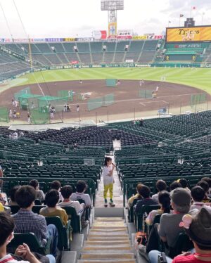 Minori Chihara Instagram - 阪神甲子園球場 × 阪神タイガース × 『涼宮ハルヒの憂鬱』のコラボ『涼宮ハルヒの球宴』

2022年9月18日、阪神タイガースさん対東京ヤクルトスワローズさんの試合でファーストピッチセレモニーに登板🔥

とても緊張していたのに、神聖な阪神甲子園球場のマウンドに立って土を踏み締めた瞬間、不思議と気持ちが落ち着きました。

チームを代表して一球入魂！！

結果は自分でもびっくりのノーバンストライク⚾️✨

最高の気分でした！！あんなに飛び跳ねて子供みたいに喜んだのって何年ぶりだろう？？

TVアニメ『涼宮ハルヒの憂鬱』が放送されてから16年。ここにきて、作中に登場する阪神甲子園球場でファーストピッチを務めるなんて想像もしてなかった。今も色褪せず、世界中から愛され続けている作品に出逢えて私は幸せです。

試合前に行われたトークショーでは、久しぶりに近い距離でファンのみんなの笑顔を見ることができました。嬉しさと懐かしさが込み上げてきて、胸がいっぱいになったな。本当に本当に嬉しかった。

私にたくさんのご縁を運んでくれる『涼宮ハルヒの憂鬱』。そして、長門有希に心から「ありがとう」の気持ちでいっぱいです！！

ちなみに、甲子園歴史館さんが早速私のサインボールを展示してくださったそうです！『涼宮ハルヒの憂鬱』の場面写展も9月25日まで開催されているのでよかったら足を運んでね🐯

応援してくれたみんな、ありがとうございました〜！！

#涼宮ハルヒの球宴 #阪神タイガース #阪神甲子園球場 #甲子園歴史館 #ファーストピッチセレモニー