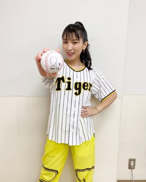 Minori Chihara Instagram - 阪神甲子園球場 × 阪神タイガース × 『涼宮ハルヒの憂鬱』のコラボ『涼宮ハルヒの球宴』

2022年9月18日、阪神タイガースさん対東京ヤクルトスワローズさんの試合でファーストピッチセレモニーに登板🔥

とても緊張していたのに、神聖な阪神甲子園球場のマウンドに立って土を踏み締めた瞬間、不思議と気持ちが落ち着きました。

チームを代表して一球入魂！！

結果は自分でもびっくりのノーバンストライク⚾️✨

最高の気分でした！！あんなに飛び跳ねて子供みたいに喜んだのって何年ぶりだろう？？

TVアニメ『涼宮ハルヒの憂鬱』が放送されてから16年。ここにきて、作中に登場する阪神甲子園球場でファーストピッチを務めるなんて想像もしてなかった。今も色褪せず、世界中から愛され続けている作品に出逢えて私は幸せです。

試合前に行われたトークショーでは、久しぶりに近い距離でファンのみんなの笑顔を見ることができました。嬉しさと懐かしさが込み上げてきて、胸がいっぱいになったな。本当に本当に嬉しかった。

私にたくさんのご縁を運んでくれる『涼宮ハルヒの憂鬱』。そして、長門有希に心から「ありがとう」の気持ちでいっぱいです！！

ちなみに、甲子園歴史館さんが早速私のサインボールを展示してくださったそうです！『涼宮ハルヒの憂鬱』の場面写展も9月25日まで開催されているのでよかったら足を運んでね🐯

応援してくれたみんな、ありがとうございました〜！！

#涼宮ハルヒの球宴 #阪神タイガース #阪神甲子園球場 #甲子園歴史館 #ファーストピッチセレモニー