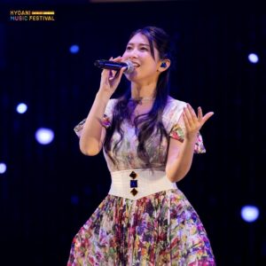 Minori Chihara Instagram - 去年の秋に開催された『第 5 回京都アニメーションファン感謝イ ベント KYOANI MUSIC FESTIVAL ―感動を未来へ―』

京都アニメーションさん初の音楽イベント。私は、「境界の彼方」「会いたかった空」「優しい忘却」「エイミー」「みちしるべ 〜Movie Version〜」を唄いました。

アフレコ現場では、監督をはじめ、スタッフのみなさんに支えられていたこと、レコーディングでは、なかなか自分のイメージ通りに唄うことができなくて何度もマイクに向かったこと、『涼宮ハルヒの憂鬱』の舞台になっている兵庫県立西宮北高等学校で「優しい忘却」のジャケット撮影をしていたとき、途中で雪が降ってきて（有希が見守ってくれているんだなぁ…）って嬉しくなったこと。テレビや劇場で、作品と自分の歌が重なり合った瞬間の感動は忘れられません。たくさんの思い出がよみがえり、ステージ上では何度も胸にこみ上げてくるものがありました。

アニメを観て、楽曲を聴いて、喜んでくれる人がいてくれることが、私の喜びでした。この日、私の心と体は思い出と感謝で溢れていました。

それから、ZAQちゃん、TRUEさん、Towanaちゃんとは「約束の絆」「ハレ晴レユカイ」をコラボ。リハーサルから本番まで、右を向いても左を向いても私の隣には優しい笑顔があって、みんなと一緒に唄っている時間がすごく楽しかったです。

お客様から伝わってくるあたたかい気持ちに包まれながら、最後まで歌を届けきることができて、心から幸せを感じたステージでした。

本当にありがとうございました🌸

#京アニフェス