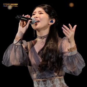 Minori Chihara Instagram - 去年の秋に開催された『第 5 回京都アニメーションファン感謝イ ベント KYOANI MUSIC FESTIVAL ―感動を未来へ―』

京都アニメーションさん初の音楽イベント。私は、「境界の彼方」「会いたかった空」「優しい忘却」「エイミー」「みちしるべ 〜Movie Version〜」を唄いました。

アフレコ現場では、監督をはじめ、スタッフのみなさんに支えられていたこと、レコーディングでは、なかなか自分のイメージ通りに唄うことができなくて何度もマイクに向かったこと、『涼宮ハルヒの憂鬱』の舞台になっている兵庫県立西宮北高等学校で「優しい忘却」のジャケット撮影をしていたとき、途中で雪が降ってきて（有希が見守ってくれているんだなぁ…）って嬉しくなったこと。テレビや劇場で、作品と自分の歌が重なり合った瞬間の感動は忘れられません。たくさんの思い出がよみがえり、ステージ上では何度も胸にこみ上げてくるものがありました。

アニメを観て、楽曲を聴いて、喜んでくれる人がいてくれることが、私の喜びでした。この日、私の心と体は思い出と感謝で溢れていました。

それから、ZAQちゃん、TRUEさん、Towanaちゃんとは「約束の絆」「ハレ晴レユカイ」をコラボ。リハーサルから本番まで、右を向いても左を向いても私の隣には優しい笑顔があって、みんなと一緒に唄っている時間がすごく楽しかったです。

お客様から伝わってくるあたたかい気持ちに包まれながら、最後まで歌を届けきることができて、心から幸せを感じたステージでした。

本当にありがとうございました🌸

#京アニフェス