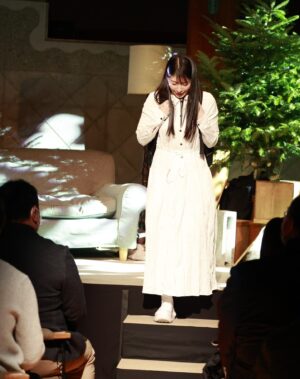 Minori Chihara Instagram - 一人芝居『メリーの不思議な夢』の全編無料プレミア公開が終わり、仕事納めになりました。

自分と向き合い続けた一年。まさに『メリーの不思議な夢』の山内千夏美のように、自問自答を繰り返しながら一日一日を過ごしてきました。

全力だったからこそ心が折れそうになった日もあったけど、絶対に折れるわけにはいかなかった。

まるっと一年かけて創り上げた一人芝居が幕を閉じたとき、また新しい幕が上がっていることにふと気づきました。ずっと目の前にあったもやもやがなくなって、とても晴れやかな気持ちです。

私を導いてくれたすべてのご縁に心から感謝しています。本当に本当にありがとうございました！！！

自分の人生をどうキラキラ輝かせようか？そんなことを想像しながらお正月を過ごしたいと思います。

2023年も笑顔で会いましょうね。それでは、良いお年を！