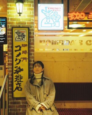 Minori Chihara Instagram - 開店待ち🥱

#香港 #コメダ #コメダ珈琲 #コメダ珈琲店