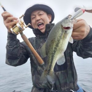 Minoru Suzuki Instagram - Caught for the first time in 2 years

釣り仲間であるテイルウォークの中村さん @nakachaaan2 と、これまた釣り仲間であるデスペラード @jose_el_desperado と3人で数年ぶりの芦ノ湖へ。朝イチの霧が濃い時間にシュポッと吸い込まれ…見事2年ぶりにBASSを釣った。2022フロリダ・オーランドで釣り上げて以来w  釣り上げたルアーは先日サトー @hikaru310doa が誕プレでくれたバスポンド松井さん @tomohiro_matttsui の新作ルアー！いやー面白かった！