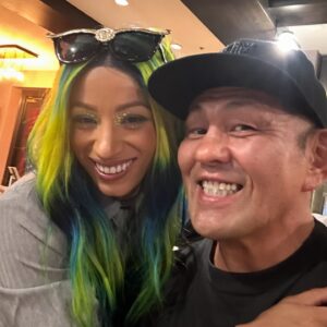 Minoru Suzuki Instagram - Tequila Night

ホテルでチェックインしていたら向こうのほうで声がする…「ヘイ、スズキ〜カムヒア〜」AEWダイナマイトが終わった数人が飲んでる…あきらかに盛り上がってる…そんなの…そんなの…行くっしょ！そしたらモネ @mercedesmone  が「テキーラ行くでしょ？」と絡んできた。行ったろうやないかっ！んで合流。色んな話をした。プロレスの話、過去の話、未来の話…。リトルロックの夜はふけていく。。。

あ！明日朝イチ飛行機で帰るんだった！