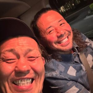 Minoru Suzuki Instagram - Shinsuke Nakamura

オーランド空港に迎えにきてくれた「世界のシンスケナカムラ」  @shinsukenakamura と2人でメキシコ料理屋へ。昔話から現在の話まで多岐にわたる話題で楽しかった！あんまり昔と変わらなかったな〜。メキシコ料理屋の人にマルガリータうまいぞ！って言われて飲んだら…まぁコレがサイズがデカくてマリガリータって感じでした(笑)