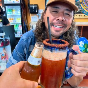 Minoru Suzuki Instagram - Shinsuke Nakamura

オーランド空港に迎えにきてくれた「世界のシンスケナカムラ」  @shinsukenakamura と2人でメキシコ料理屋へ。昔話から現在の話まで多岐にわたる話題で楽しかった！あんまり昔と変わらなかったな〜。メキシコ料理屋の人にマルガリータうまいぞ！って言われて飲んだら…まぁコレがサイズがデカくてマリガリータって感じでした(笑)