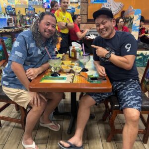 Minoru Suzuki Instagram - Shinsuke Nakamura

オーランド空港に迎えにきてくれた「世界のシンスケナカムラ」  @shinsukenakamura と2人でメキシコ料理屋へ。昔話から現在の話まで多岐にわたる話題で楽しかった！あんまり昔と変わらなかったな〜。メキシコ料理屋の人にマルガリータうまいぞ！って言われて飲んだら…まぁコレがサイズがデカくてマリガリータって感じでした(笑)