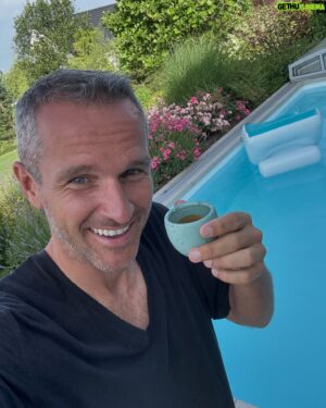 Míra Hejda Instagram - Po návratu ze Španělska, jedno italské kafe do řeckého hrnečku u českého moře 😁☕️ @hausbrandt_cz #homesweethome #nedele #summervibes