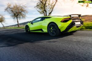 Míra Hejda Instagram - Pořád to vstřebávám, ale už tomu věřim… 🏁 Minimálně 5 let jsem o něm zcela vážně přemýšlel. Reálně o mnoho déle, ale to jsem si ještě říkal, že nejsem takovej blázen… 😁 Tak jsem 🙃 Ale byla je jedna z největším pracovních motivací, kterou jsem kdy měl. A díky za neskutečné reakce! Ať už osobně, do zpráv nebo u dílu Osobního řidice na Youtube. Pokud vás tento příběh zajímá celý, najdete ho tam… #lamborghini #huracan #tecnica #newcar #huracantecnica #lambo #lamboooo