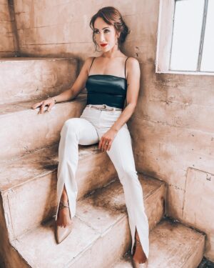 Miranda Frigon Instagram - I may Iook super chill but really I’m just sitting there worrying I’m getting my white pants dirty. 😳  Behind the scenes Photo credit & fabulous make-up/hair 💁🏼‍♀️💄 by: @eriq_moreno / Photo shoot by fashion and celeb photographer📸: @odessy_ #odessybarbuphotography #photoshoot #editorialphotography #whitepants #redlipstick