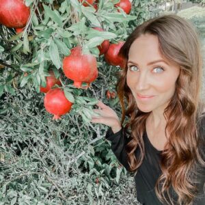 Miranda Frigon Instagram - Pom poms!! Oh, we’re makin juice tonight! 🍓🍒🫐 (no pomegranate icon 🤷🏼‍♀️) We like to half them, then squeeze em. Pop juice and seeds in vitamix (or you can just use the juice and pour it through a strainer) and add it to sparkling water with a little stevia. Yeeaaaahh! Happy Monday everyone!