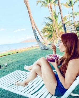 Miranda Frigon Instagram - What a perfect birthday morning! Started with a beach meditation, then a delish Açaí bowl from @hawaiianmoonnaturalfoods then a swim in the ocean and 2 beautiful giant sea turtles swimming in front of me and popping their heads out to say hello. I mean, come on!! Fist time in Maui and it’s not letting me down. LOVE. 🙏🏼🏝❤️#Maui #beachbirthday