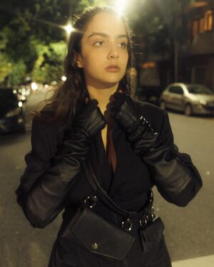 Miranda de la Serna Instagram - @nicolasvigliettiph 💜Los guantes hermosos son de @whiskyandpills