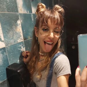 Mirela Payret Instagram - Nosotras solo nos infiltramos los labios con la calentura que nos inflama “lo auténtico”.
💋 Mañana las pu(e)tas de #LenguaBurdel vamos a brindarte la ambrosía… ¿Te dejaremos comer de ella?

Vamos a jugar con nuestras lenguas, un músculo muy útil para expresar amor. En Febrero tiene que ser el órgano más usado.👅

Las diosas… un remolino perfecto de emociones que se te incrustan en alguna parte del cuerpo y ahí se quedan susurrando.🖤

¿Te animas a mirar o prefieres una venda en los ojos mientras sientes? 🌶😈
¿Estás listo para traspasar tus barreras? 
¿O buscas un lugar seguro en tu butaca de siempre?
¿Cambiarías lo tuyo por lo nuestro?🧨

El mayor riesgo? No asumir ningún riesgo…
El amor es siempre algo arriesgado. Una zona vulnerable. Expuesta. En el amor jugamos con desventaja… Sin embargo, la vulnerabilidad es el único camino hacia el otro.

Sin riesgo no hay amor. 
Ahí reside la osadía. 
🏹🫀Yo admiro al valiente, al vulnerable, al flexible que se permite ser atravesado por la flecha genuina y se anima a jugar en este ring, arriba de la tarima.

Me calienta la transparencia🫠, me divierte correr(me) el riesgo. 
¿Y a ti?

Crezco cuando ejercito el coraje..

LA 6° 🔜 ❤ Mi sorpresa de Valentine: “Aparecemos anunciadxs en @elmundo_es tanto en versión papel como en su web. 

https://www.elmundo.es/madrid/2024/02/14/65cbcdcd21efa03f3c8b45ba.html

🎼🎶: @kamikaze_cpv @rderumba_real @kaseo_real