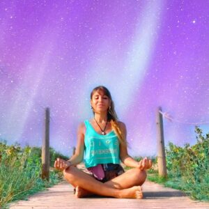 Mirela Payret Instagram - Que disfruten de toda la energy femenina hecha canto. 🌬💜💚💫
Durante siglos estuvimos obligadas a hacer lo que no deseábamos a anteponer el deseo de 'otro' por encima del nuestro, obligadas a ser aceptadas.

Y cuando se nos habilitó “el hacer”, fue bajo condicionamientos, controlando nuestro comportamiento en los roles de esposas, madres, cuidadoras. Limitando el ser mujer a escasas versiones encorsetadas. 
Con mucho esfuerzo y pérdidas… Hoy hemos avanzado pero aún se nos LIMITA y EXIGE injustamente. 

Todavía nos asesinan por ser mujeres. También nos matan lentamente cuando se nos niega el serlo libremente. Nos hacen desaparecer para usarnos como esclavas sexuales. Nos raptan la libertad femenina esos que nos ven como un objeto del que se creen dueños.

Traemos en el cuerpo las batallas de ayer, las presiones del presente y la urgencia por un futuro mejor para todas. NO HAY UNA SOLA MANERA DE SER MUJER, NI UNA MEJOR MANERA DE SERLO.

#Cuerposemilla hará nueva la Tierra 🌎 Un placer escuchar esta playlist de la diosa de @hermana.musica 🌈 

En la playlist #MuchaMujer se reunen diversidad de historias y voces. Creemos que la empatía sobre las distintas realidades y el remar unidas es la mejor manera de lograr habitar nuestros derechos. Escucharnos invita a hablar. Sacar la voz, sana.🎶💃🏼🤸🏼‍♀️🌈🪘🪕🪄🔮💫

Aparece mi amiga @laura.gallo.lg 🤩💥 creadora hermosa!!

En el proyecto Hermana Música se visibiliza la inmensa capacidad de cada mujer para hacer, soñar, sentir, pensar, gozar, amar, perdonar, agradecer, acompañar y crear. También recordarnos que reconocer los límites de nuestro hacer, es darnos un trato más amable a nosotras mismas.🔥

#8m 
PARA VOSOTRAS!! 💚💜💚