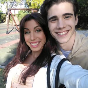 Mirela Payret Instagram - Estrenamos en minutos! 2°Temporada!! Que lindo trabajar junto a ti @juliopfernandez De mi corasao!! @disneybia Jeje Que lindo interpretar mi prmer papel como mamá "joven"😝.. todo un reto para mí ser una gran adulta!! 😂😂 (por eso amo ésta profesión que nos permite transformarnos y volar) Y tener la gran suerte de tenerte como mi primer hijito de ficción hermoso bueno por fuera y por dentro!! (A que sí @emmita_68 ? 😜💞💜 )

Pues allá va ésta gran serie!! Con éste nuevo estreno... Arrojando algo de luz y buena Vibra a la que está cayendo!! .
. Que bello formar parte de este elenco de gente genial, real y tan llena de arte. @serchinosurraco papi de un hijo común... @mariepizzo mami de los primos-HERMANOS de mi hijo... 👻😱😋
.
. @estelabroficial y @alebotto.9  papis de la HERMOSA @isasouza ENAMORADA DE MI HIJITO!! 💞💜♥
.
.
 @soyguidomessina , @ferdente Primos bellísimos!!💥💫
@palmaagustina @itsgiuliaguerrini mellores amiguas!!
@rhenerfreitas @juliaarguelles @andreadealba @micadfuego @estebanvelasquez @alanmadanes
 @luisgiraldoc @gabrielladigrecco @andrelamoglia1 @rodrirumi @danitru @valentinag .
.
.
Y... no podía faltar mi compa en 2 elencos de las mejores series de Argentina!! @sebasinnott 🙏🌟💞Ojalá sigamos compartiendo sets en los próximos proyectos que se presenten!! .
.
y TODO EL ELENCO ♥
.
️.
Hermoso trabajar en conjunto a vuestro ladito! Y formar parte!! Estamos separados por fuerza mayor pero... con @disneybia estamos un poquito más conectados y juntos, en la distancia, viéndonos y compartiéndonos en pantalla!! Os mando mucho amor y buena energía para tod@s♥️ !! .
. (Buscando en el archivo encontré ésta foto del BackStage, en próximos dias subo más!!)
.
.

#disneybia @foxchannel @foxchannelbr @disneybia_br @disneychannel_la #binuel #manucomposer #artbia