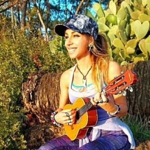 Mirela Payret Instagram - Sobre todo se fiel a ti mism@ y si no puedes poner tu corazón en eso... Ándate lejos de ahí...
Hay tanto esperando a ser descubierto... 
AQUÍ VIENE EL SOL 🌞