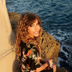 Mirela Payret Instagram - Mañana me entrevista en vivo la bella @cami.romeo por @mentacontenidos
12hs ARGENTINA
16hs ESPAÑA 
Viernes 8 de Enero

Hablaremos sobre este oficio, el que elegimos, la profesión de ser actriz y demás vicisitudes artísticas, 🧉🎶 aderezaremos con otras hierbas ricas en sustancia para elevar tu principio de fin de semana ♥ !! 🤸🏼‍♀️💃😉😍❣💫🦋

Nos acompañas!!??

Y sí... esas dos Mirelas de ahí👆🏾 soy yo... 🤷🏽‍♀️💥🙃 Habitamos much@s seres con variopintas disciplinas en un mismo cuerpo y un cachito de un@ está en tod@s l@s seres!!🔮🪄
 Pensalo...🤯🤪 🤭
 
 🤭🤭🤭