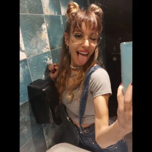 Mirela Payret Instagram - Nosotras solo nos infiltramos los labios con la calentura que nos inflama “lo auténtico”.
💋 Mañana las pu(e)tas de #LenguaBurdel vamos a brindarte la ambrosía… ¿Te dejaremos comer de ella?

Vamos a jugar con nuestras lenguas, un músculo muy útil para expresar amor. En Febrero tiene que ser el órgano más usado.👅

Las diosas… un remolino perfecto de emociones que se te incrustan en alguna parte del cuerpo y ahí se quedan susurrando.🖤

¿Te animas a mirar o prefieres una venda en los ojos mientras sientes? 🌶😈
¿Estás listo para traspasar tus barreras? 
¿O buscas un lugar seguro en tu butaca de siempre?
¿Cambiarías lo tuyo por lo nuestro?🧨

El mayor riesgo? No asumir ningún riesgo…
El amor es siempre algo arriesgado. Una zona vulnerable. Expuesta. En el amor jugamos con desventaja… Sin embargo, la vulnerabilidad es el único camino hacia el otro.

Sin riesgo no hay amor. 
Ahí reside la osadía. 
🏹🫀Yo admiro al valiente, al vulnerable, al flexible que se permite ser atravesado por la flecha genuina y se anima a jugar en este ring, arriba de la tarima.

Me calienta la transparencia🫠, me divierte correr(me) el riesgo. 
¿Y a ti?

Crezco cuando ejercito el coraje..

LA 6° 🔜 ❤ Mi sorpresa de Valentine: “Aparecemos anunciadxs en @elmundo_es tanto en versión papel como en su web. 

https://www.elmundo.es/madrid/2024/02/14/65cbcdcd21efa03f3c8b45ba.html

🎼🎶: @kamikaze_cpv @rderumba_real @kaseo_real