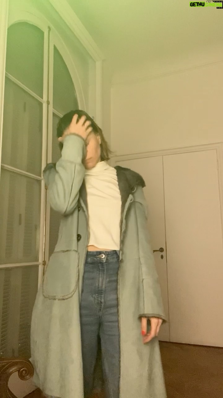 Mirella Granucci - 261 Likes - ĀæQuien te observa cuando duele? Si no hay nadie, lo hago yo. Por unos segundos, yo te miro.