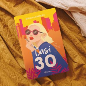 Mirella Granucci Instagram - “CASI 30 - UN AÑO PARA CAMBIAR LA VIDA”. Que alegría más grande compartir la portada de mi nuevo libro contigo. Por @planetadelibroscl Septiembre en librerías. ¿Lo leerás?